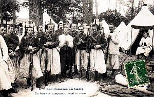 ALGERIE - ZOUAVES EN TENUE AVANT LA REVUE - 1907